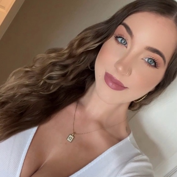 Meet Your Posher, Danae - Picture 1 of 3